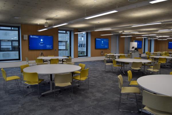 Photograph of 100 / 3023 (S/R) at the University of Southampton (thumbnail).