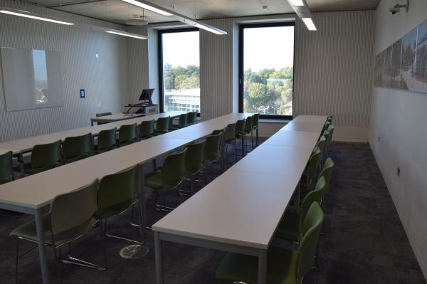 Photograph of 100 / 7011 at the University of Southampton (thumbnail).